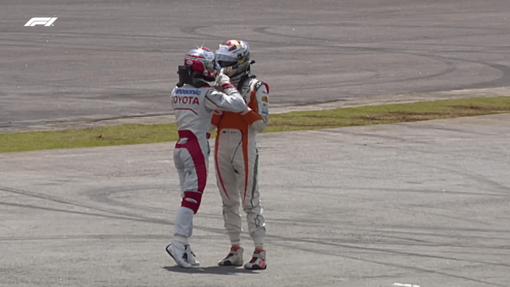 Jarno Trulli and Adrian Sutil tussle track side at the F1 2009 Brazilian Grand Prix